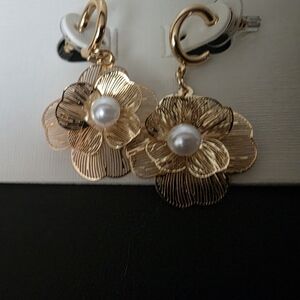 Elegant Gold Flower Earrings with Pearls